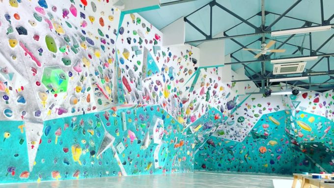 秋田県のクライミング施設「CLIMBING & CAFE WAREHOUSE -UN ROCHER-（アンロシェ）」